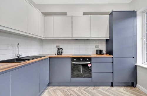 Lea Bridge House | Bright 2BR – Contractor + Family Friendly