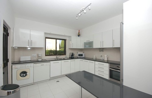 Quarteira Villa | Bright 4 bedroom villa in Vilamoura, quiet area, private pool. Billiard table