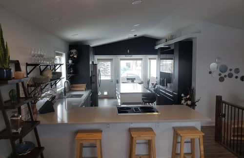 Grande Prairie House | Bright 5 Bedroom Home- The Royal Oaks Lodge