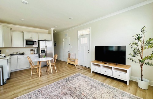 Waldorf Apartment | Bright, Airy & Modern 1BR with King Bed & Free Parking