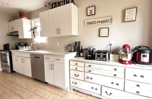 Oakwood Village House | Bright and charming home with gorgeous backyard