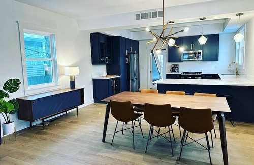 Hyde Park House | Bright and clean home within a quick walk to Hyde Park Square