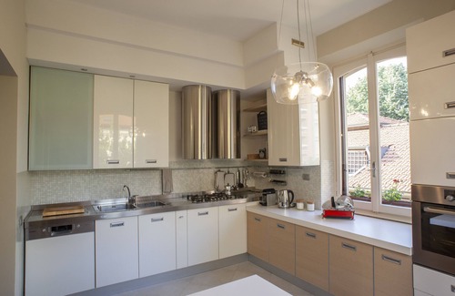 Washington Apartment | BRIGHT AND COMFY IN A BEAUTIFUL CONTEMPORARY HOME
