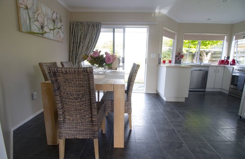 Nukuhau House | Bright and cosy holiday home away from home in Taupo.