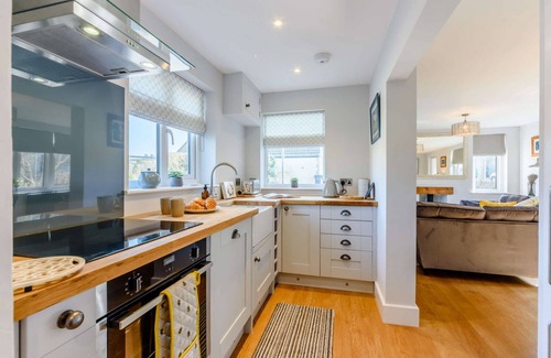 Avening Cottage | Bright and cosy two bedroom holiday cottage with wood burning stove - Hillcrest Cottage