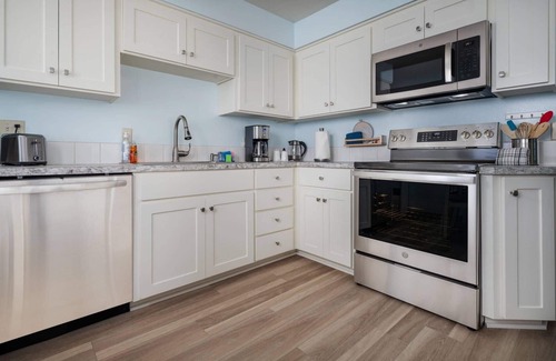 Hillsboro House | Bright and Delightful Renovation, Single Level, Fenced Backyard, 3 Blocks to MAX, 25 Min to Portland