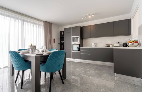 St. Andrew's Apartment | Bright and Modern 2 Bedroom Penthouse