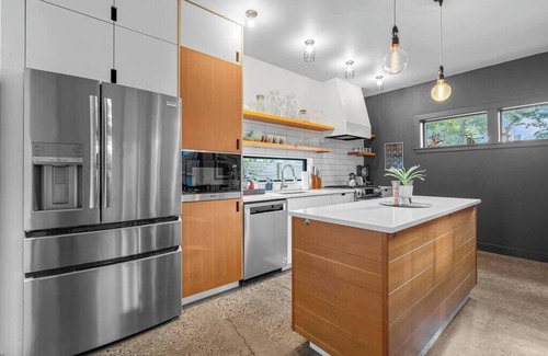 Vernon House | Bright and modern 2bd/2.5ba- close to Alberta st!