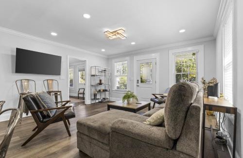 Villa Heights House | Bright and Modern Close to Everything