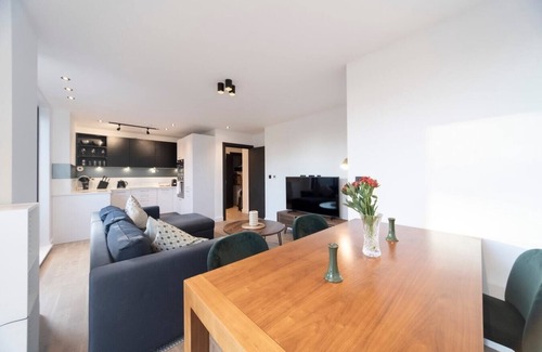 Kentish Town Apartment | Bright and Quiet | Spacious Apt with Balcony and Lift