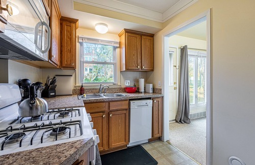 Dicken House | Bright and Spacious 2BR Townhouse!