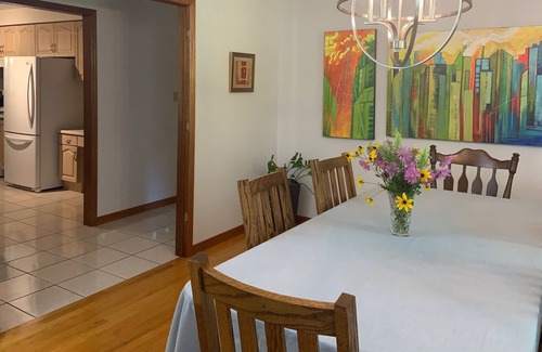 Dundas House | Bright and spacious home in historic town of Dundas.