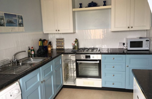 Newington Apartment | Bright and spacious south Edinburgh city flat with fabulous views