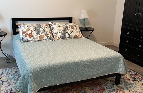 Gilburr Estates House | Bright and welcoming guest suite