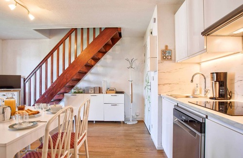 Le Home Apartment | Bright apartment with balconies and private parking