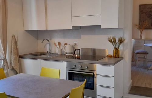 Santa Maria Novella Apartment | Bright Apartment a few steps from Duomo and Train Station. Wifi, A/C, W&D