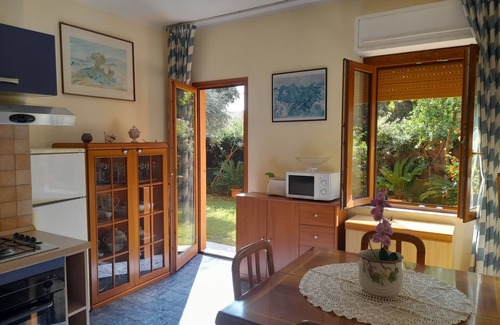Maddalenedda House | Bright apartment in villa by the sea with private garden, parking space, Wi-Fi