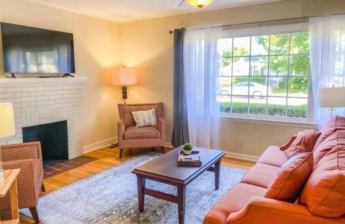 Huntsville House | Bright Bonita Bungalow-Yard-Deck-Medical District