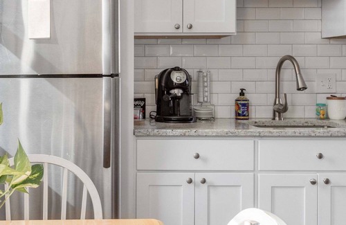Northeast Bed & Breakfast | Bright Charming Guesthouse Close to Downtown DC