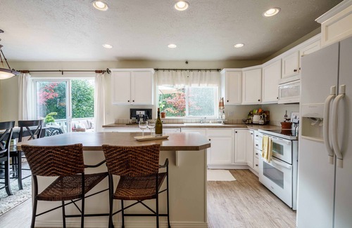 Gresham House | Bright Charming Home Central to Mt. Hood, the Gorge, Hood River and Vineyards
