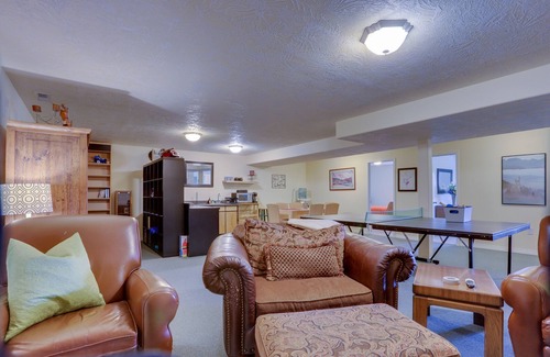 McMinnville Apartment | Bright & Cheery Golf Getaway, Close to Wineries & Local Attractions