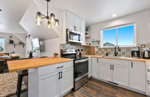 Timnath Apartment | Bright, colorful & cozy studio in oldtown Timnath. Walking distance to a brewery