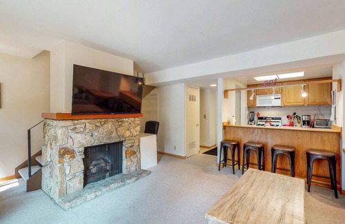 Lake Forest Condo | Bright condo with outdoor pool, hot tub, tennis, sauna & patio - walk to lake