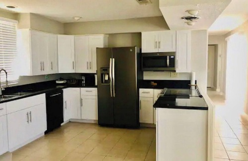 Addicks House | Bright Cozy Home Getaway + 2bedroom+sleep 6 + 2 private patios+ next to the park