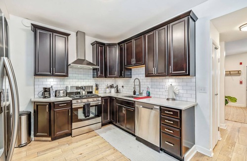 Northern Liberties House | Bright + Cozy! Sleeps 6! Fishtown Masterpiece! Free Street Parking!