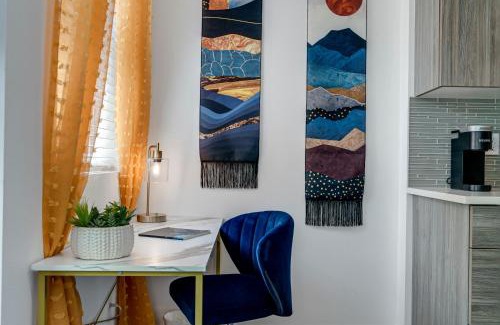 King House | Bright & Cozy Walkable Alberta Condo, Fast WiFi, & Quite