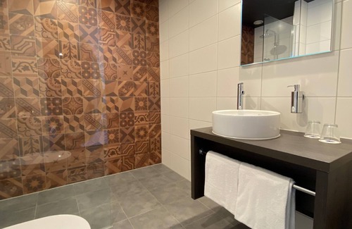 Emmen Hotel | Bright Family Room Near Rensenpark & Emmen City Center Attractions, Dining Spots