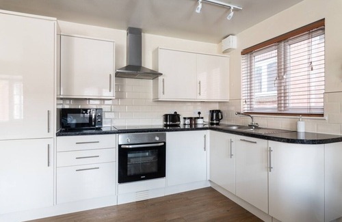 Maidenbower Apartment | Bright Fully Furnished Apartment/2 Parking Spaces