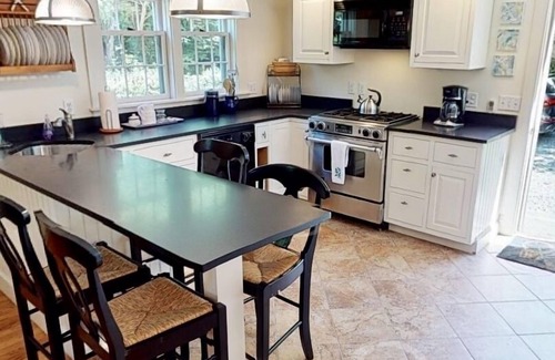 Nantucket Town House | Bright, In-Town Nantucket Cottage + Yard - Walk to Main St.