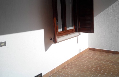 Borno House | Bright independent house with garden