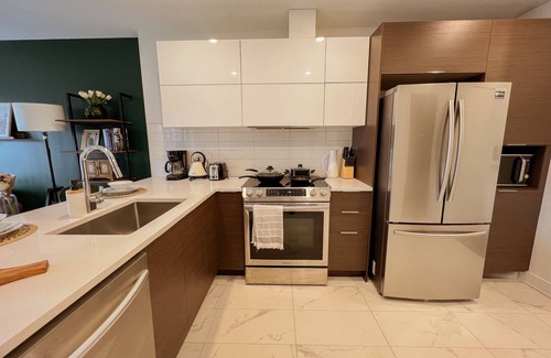 Cote-Des-Neiges—Notre-Dame-De-Grace Apartment | Bright! King bed *private office*terrace*gym*