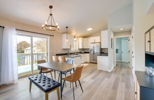 Little Chute Condo | Bright Little Chute Condo w/Deck & Yard!
