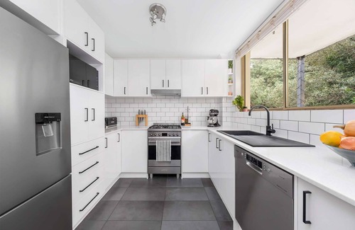 Bellevue Hill Apartment | Bright modern 2BR apartment with garden outlook