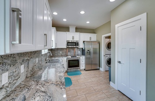 Corpus Christi Condo | Bright, Modern Corpus Christi Condo: 2 Mi to Beach