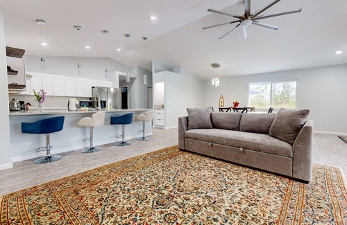 Orchidlands Estates House | Bright & modern dog-friendly oasis on two lush acres with generous patio & W/D