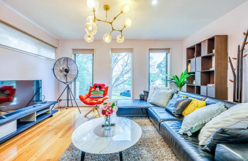 Doncaster House | Bright Modern Holiday Home 7 Beds at Doncaster