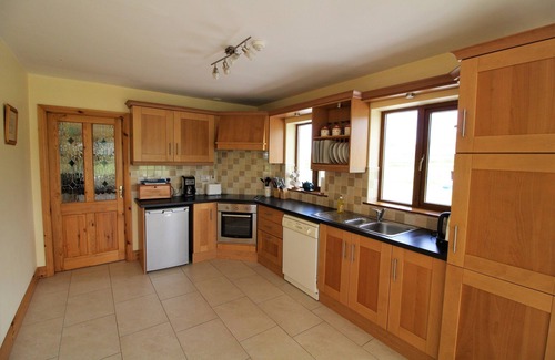 Ballydavid House | Bright, Modern House on the Dingle Peninsula. Wifi Available.