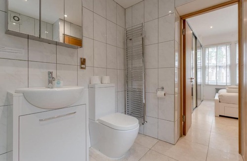 Northcote Apartment | Bright Modern Large 1 Bed Flat in Battersea Clapham Junction