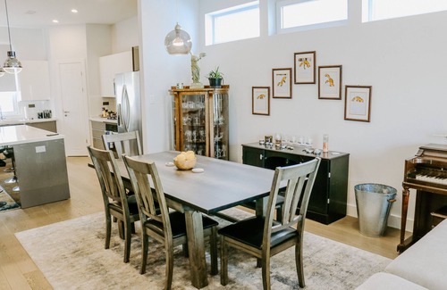 Shady Acres House | Bright & Modern Sanctuary in the Heights-Ok Pets!