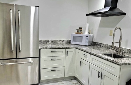 Eagan House | Bright modern space close to all the action!