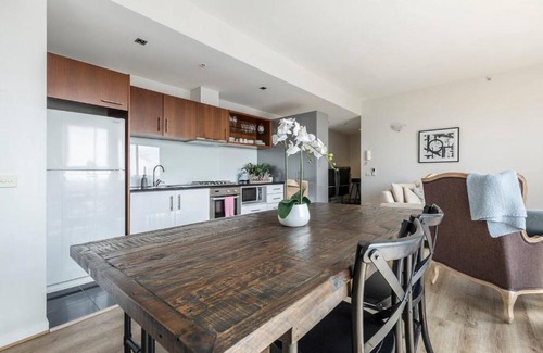 Coburg Apartment | Bright, Open Plan-Living with Stunning City Views