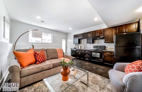 Jasper Place House | Bright Open Suite - King Bed - Free Parking - Long Stays
