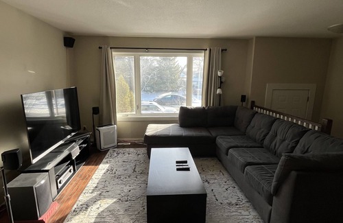 Saskatoon House | Bright, pet friendly 3 bedroom duplex!