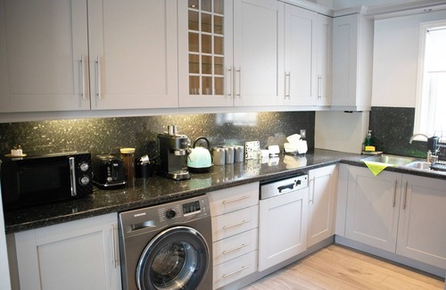 Fairfield House | Bright Private Terrace | Private Parking | WiFi | TV | Hot Tub Shower
