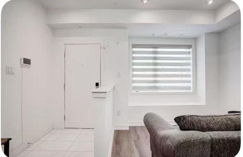 Downsview House | Bright Queen Room with Shared Bathroom near Downsview Park Subway York University and Yorkdale Mall