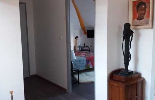 Villechetif House | Bright room with private bathroom/Bright room with private bathroom